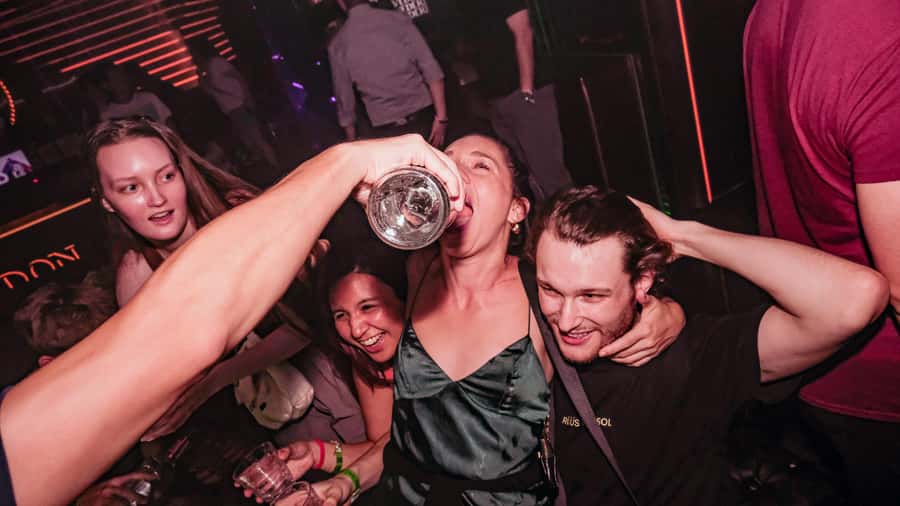 Hong Kong: 3-Hour Lan Kwai Fong Pub Crawl - Cancellation, payment, and language details