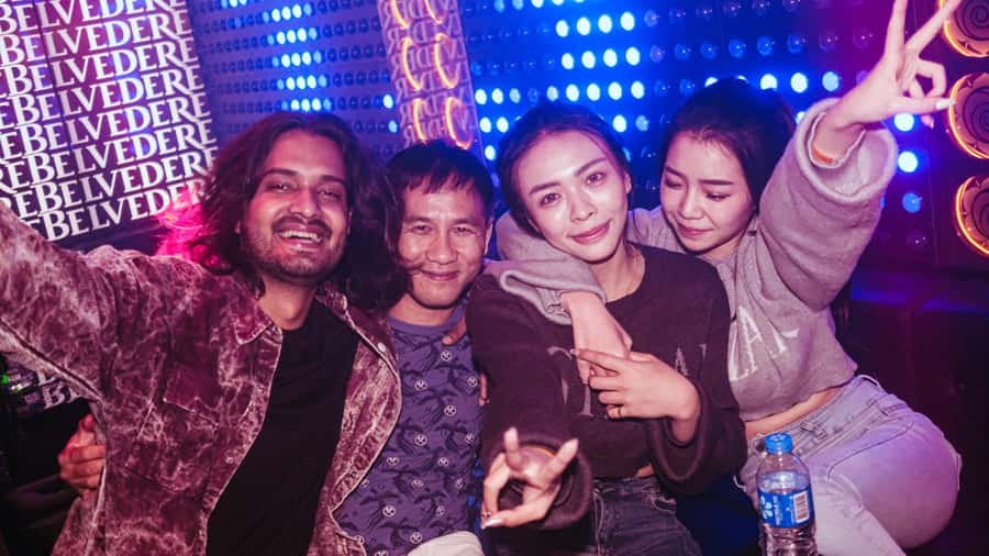 Hong Kong: 3-Hour Lan Kwai Fong Pub Crawl - Three bars, three different chances to settle in