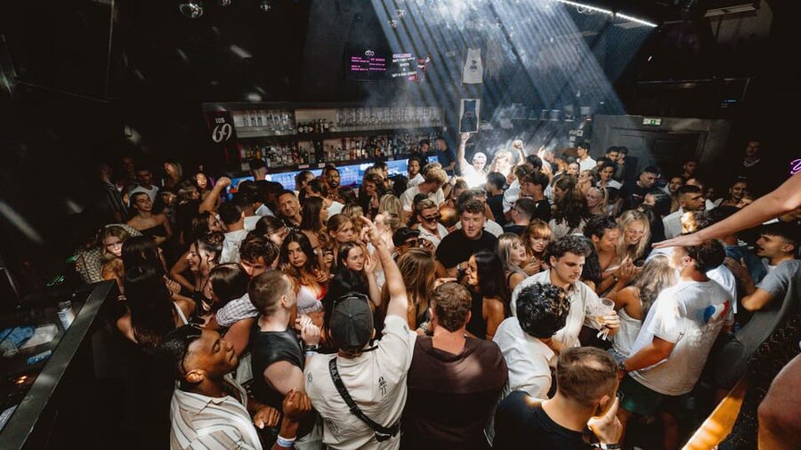 Ios: Pub Crawl with 5 Venues, 5 Shots, and 5 VIP Entrances - Starting at Life is a Beach Party HQ at 23:00