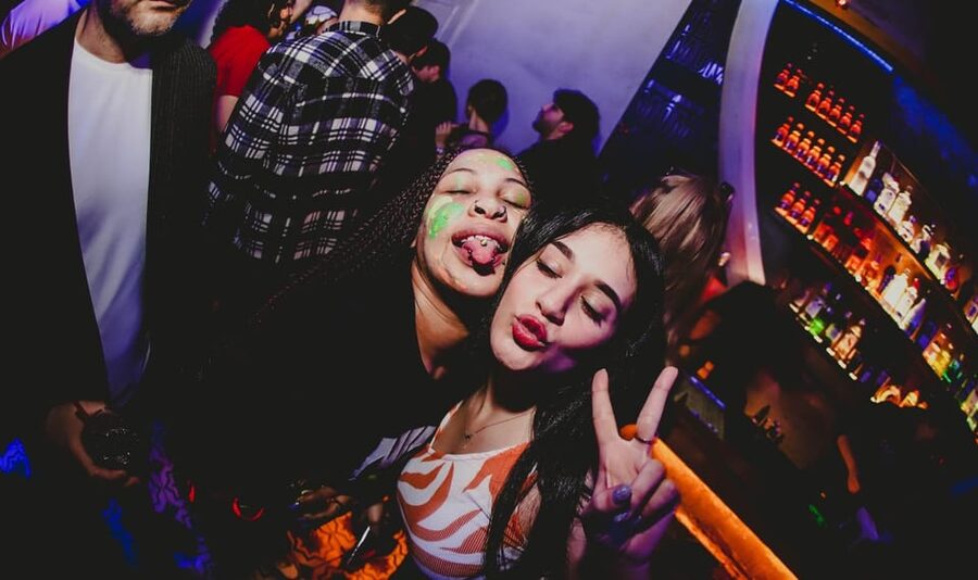 Istanbul: Rooftop Pub Crawl with Party Bus - Welcome shots, dancing, and professional photos
