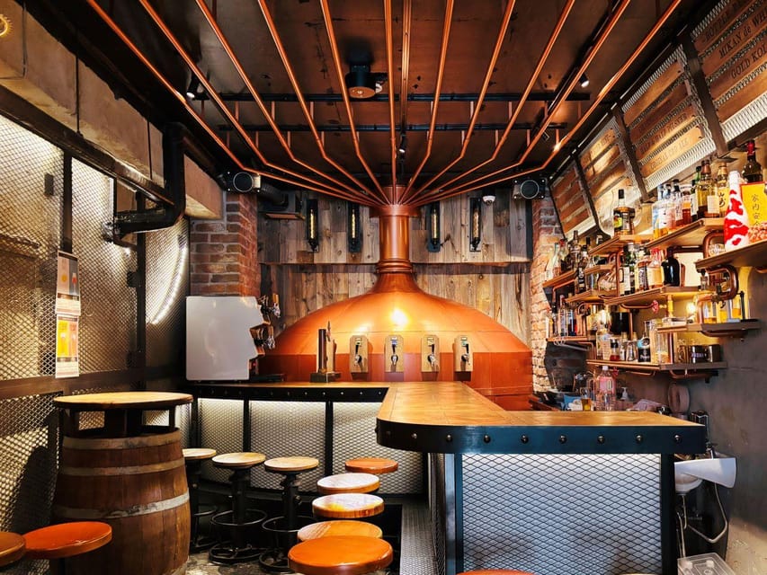 Kabukicho bar hopping & grab a bite tour - A one-hour show at Show Club nest