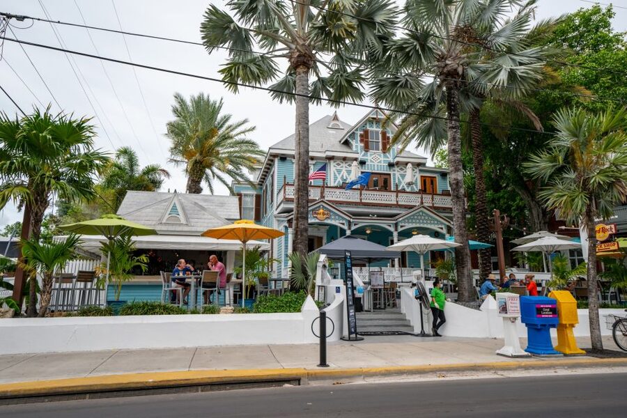 Key West: Haunted Pub Crawl Walking Tour - Dean-Lopez Funeral Home and a troubling obsession