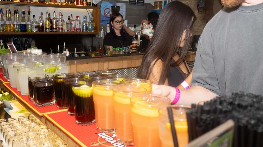 Krakow: Pub Crawl 1H Open Bar, VIP Entry & Welcome Shots - Should you book the Kraków pub crawl?