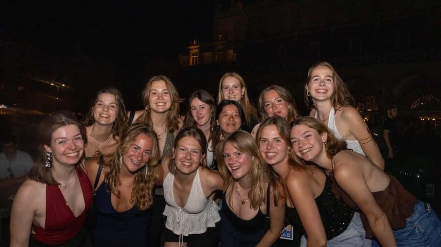 Krakow: Pub Crawl 1H Open Bar, VIP Entry & Welcome Shots - The opening hour is the financial sweet spot