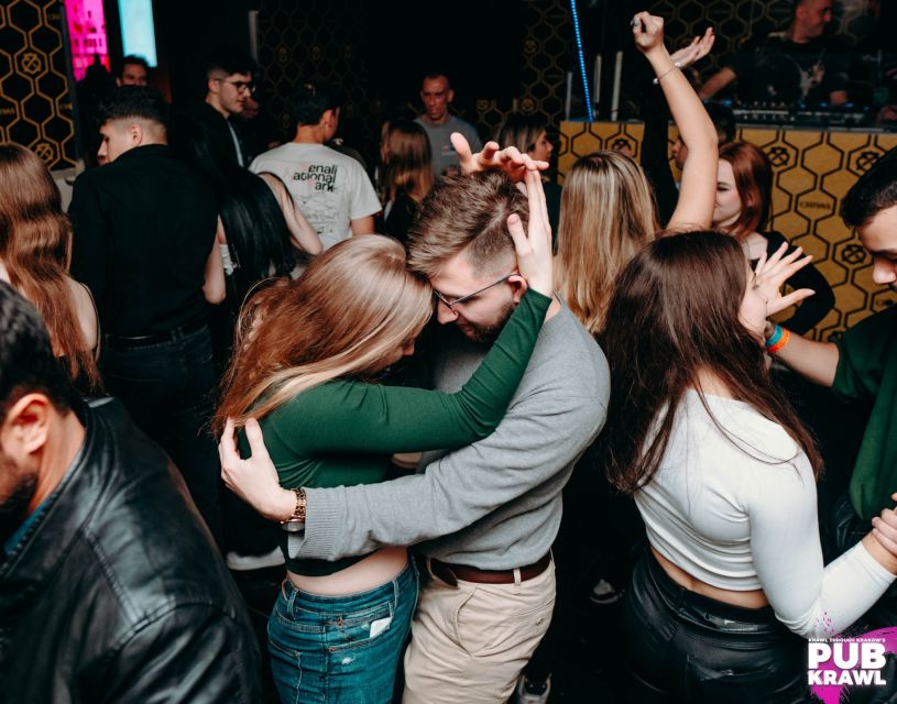 Krakow: Pub Crawl 1H Open Bar, VIP Entry & Welcome Shots - Who should book this night out?