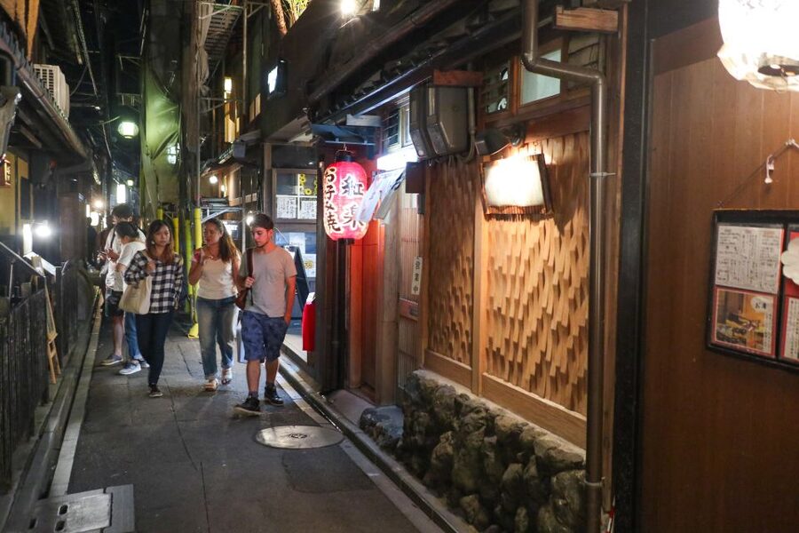 Kyoto : Bar Hopping Tour in Pontocho Alley at Night - Why Pontocho is the right place for a night out