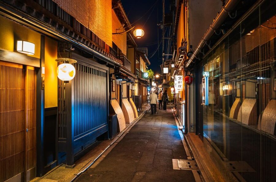 Kyoto : Bar Hopping Tour in Pontocho Alley at Night - Timing the night around Kyoto