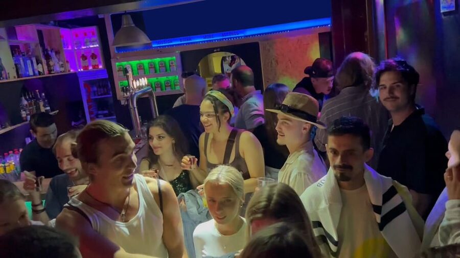 Lisbon Pub Crawl: Unlimited Drinks, Shots & V.I.P Club Entry - The first bar and the one-hour drink window