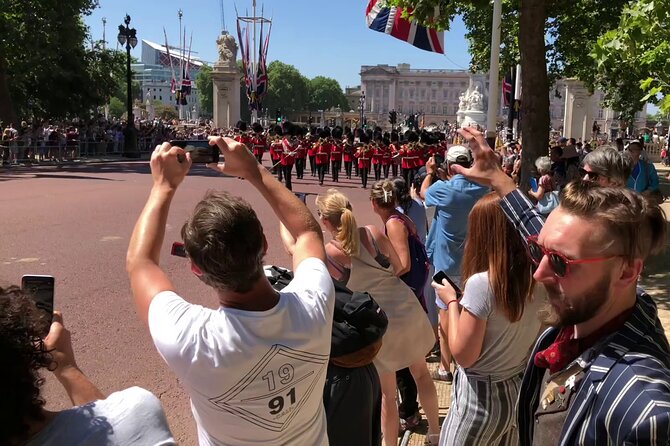 London Bike Tour: Landmarks, Secret Gems, Pub Stop & Street Art - St James’s Park and royal London