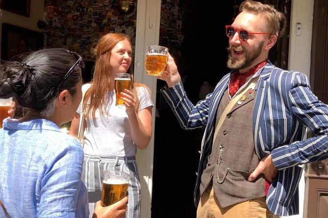 London Bike Tour: Landmarks, Secret Gems, Pub Stop & Street Art - A 15-minute pause at the Lamb & Flag