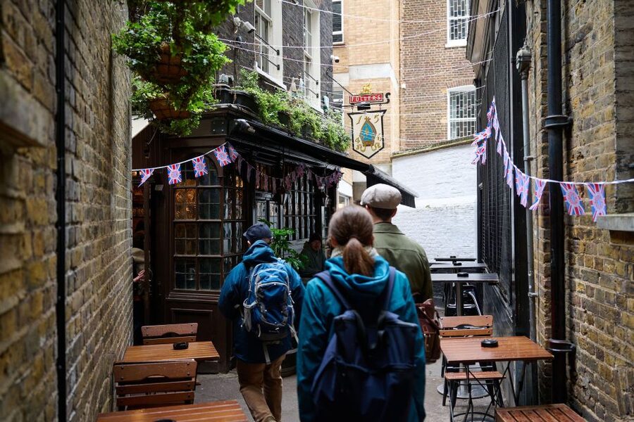 London: Historic Pubs, British Ales & Classic Dishes - Starting at St Andrew Holborn Garden