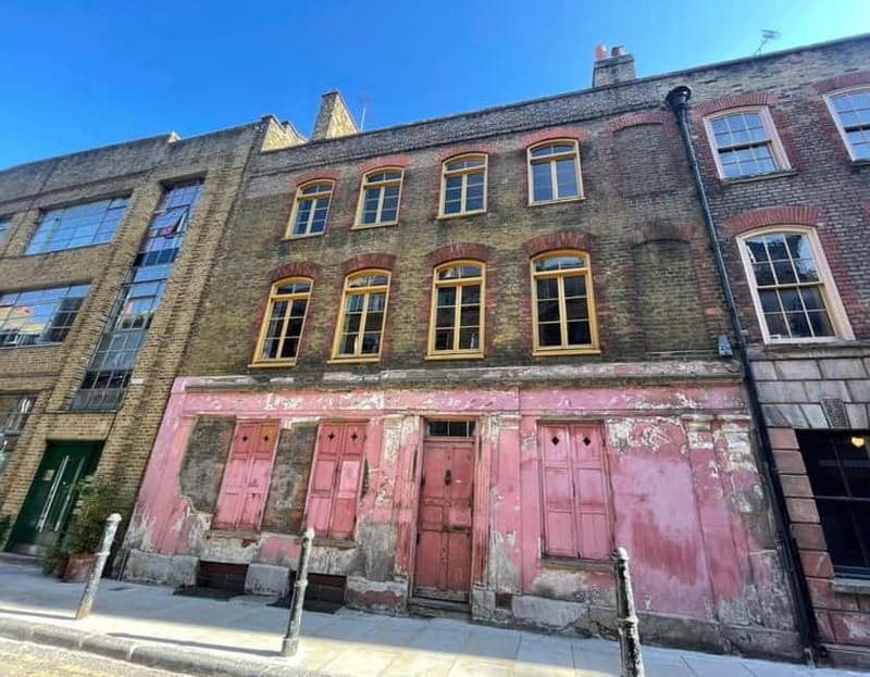 London: Jack the Ripper Tour with Historic Pub Stops - The guides make or break the experience