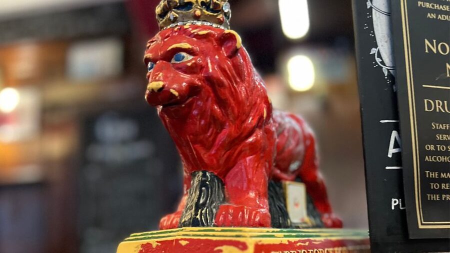 London: Royal Historic Pubs Walking Tour - Beer, gin, and paying as you go