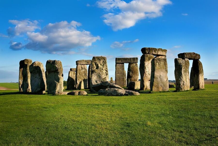 London: Windsor, Stonehenge & Bath with 14th-Century Pub - The coach ride, guides, and daily rhythm
