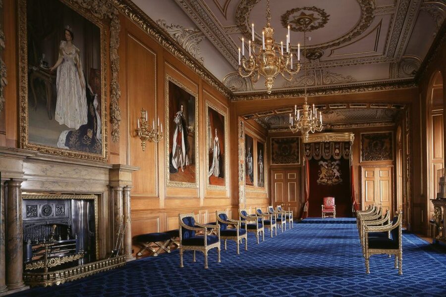 London: Windsor, Stonehenge & Bath with 14th-Century Pub - Who should book this tour?