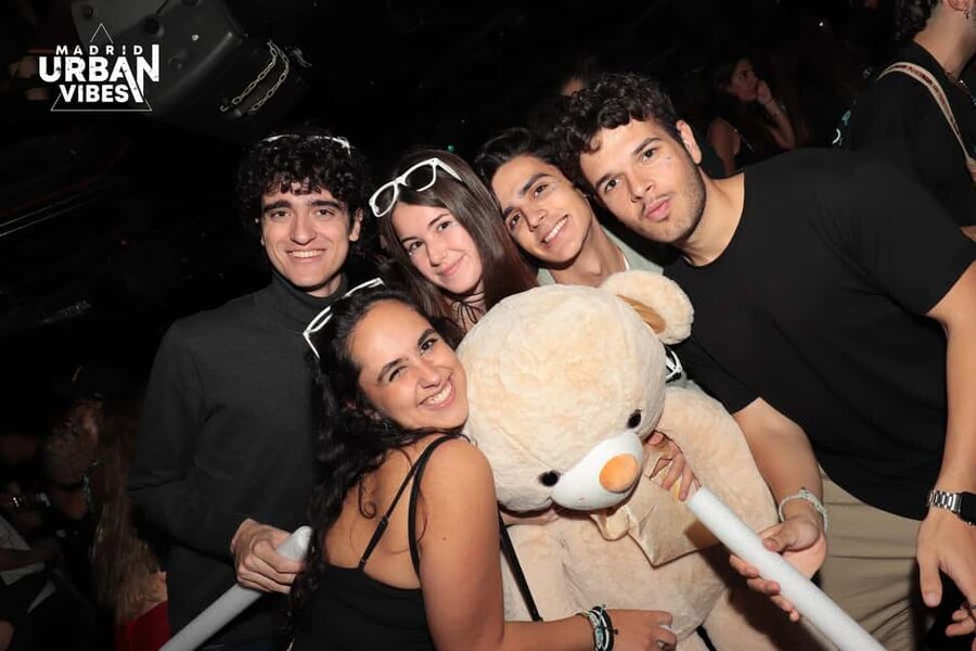 Madrid: Top Pub Crawl with Drinks and Free Nightclub Entry - Key points to know before you book
