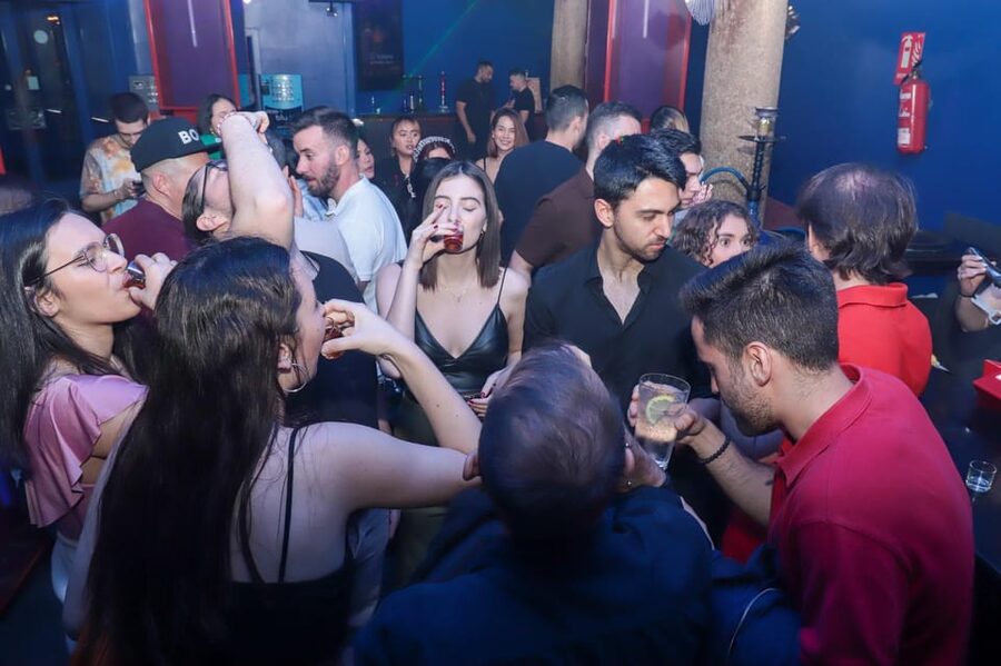 Madrid: Top Pub Crawl with Drinks and Free Nightclub Entry - Gran Via and the final club