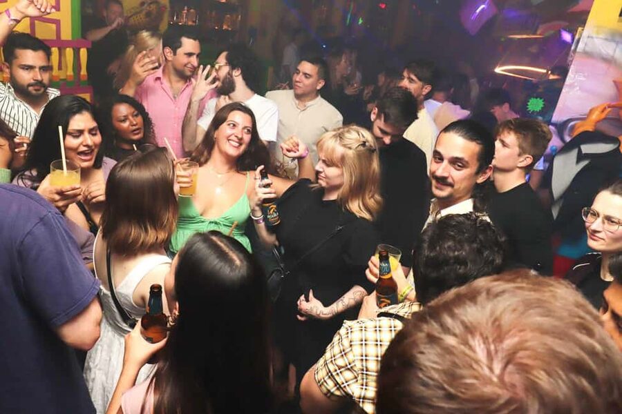 Madrid: Top Pub Crawl with Drinks and Free Nightclub Entry - The guide makes the biggest difference