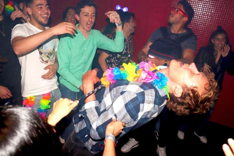 Madrid: Top Pub Crawl with Drinks and Free Nightclub Entry - Who should book this experience