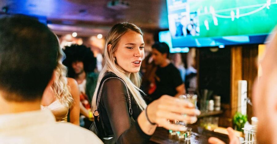 Malaga: Pubs and Clubs Crawl - The first two bars: relaxed, loud, classy, or rough around the edges