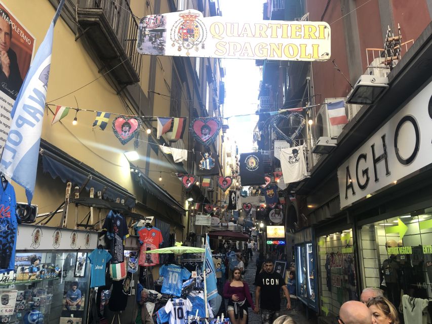 Naples: Guided Pub Crawl in the Old Town - Starting under the Toledo statue