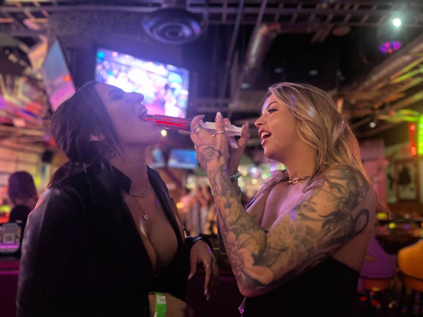 Nashville Bar Crawl: Guided Pub Crawl with Drinks Discounts - Meeting near Broadway between 9 and 9:20 p.m.