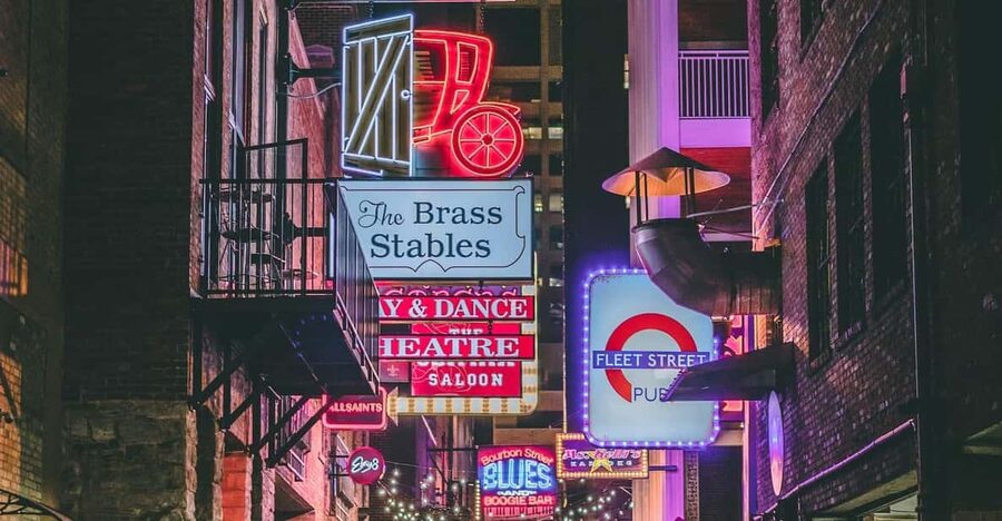 Nashville's Speakeasy Secrets: True Crime Tasting Pub Crawl - Dress for a Nashville night out