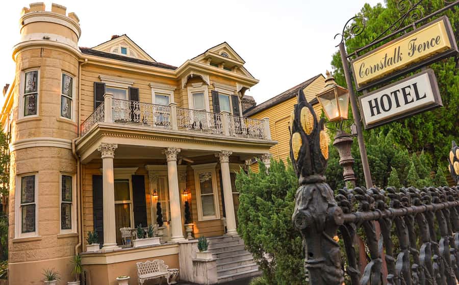 New Orleans: True Crime Pub Crawl - The first bar stops: stories with a drink in hand