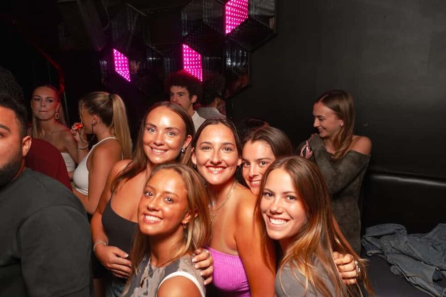 New Year’s Eve Party: Pub Crawl Nice with VIP Entry in Club - The first bar: welcome shot and easy introductions