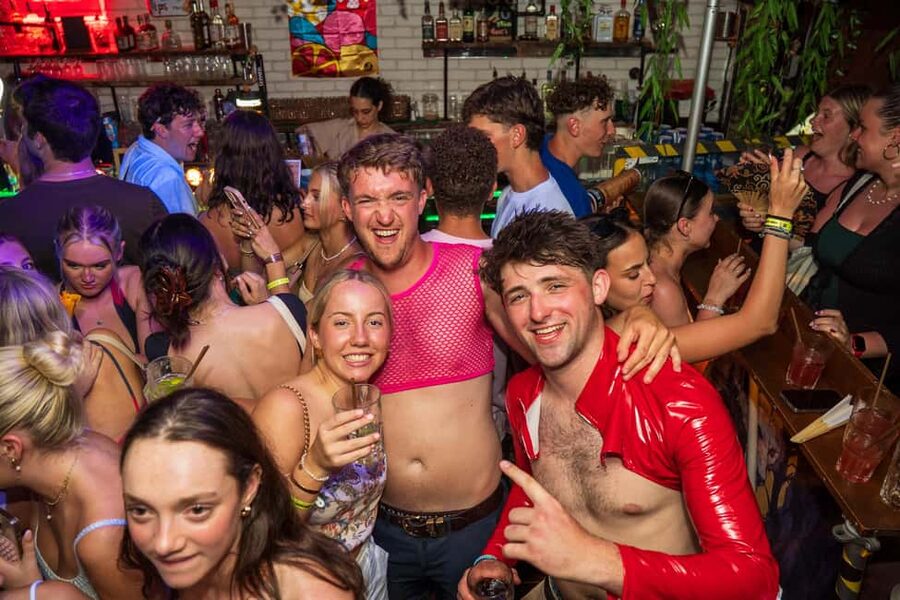 Nice : Yellow Pub Crawl - Social Bars, Games & Meet People - Finishing at a Niçois nightclub