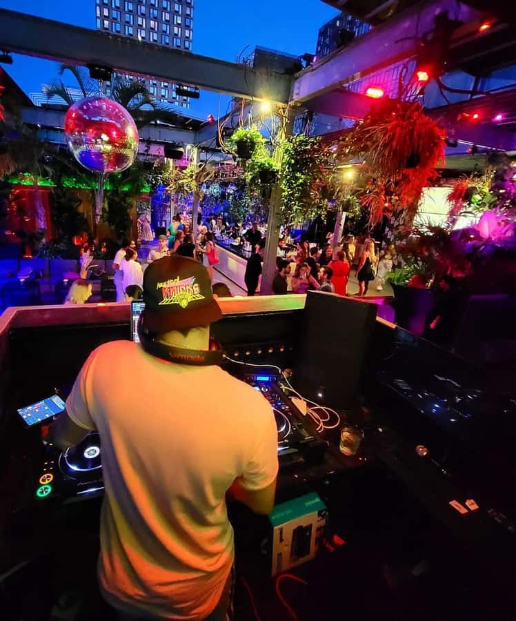 NYC Pub Crawl and Rooftop Clubbing Experience - What this New York pub crawl actually offers