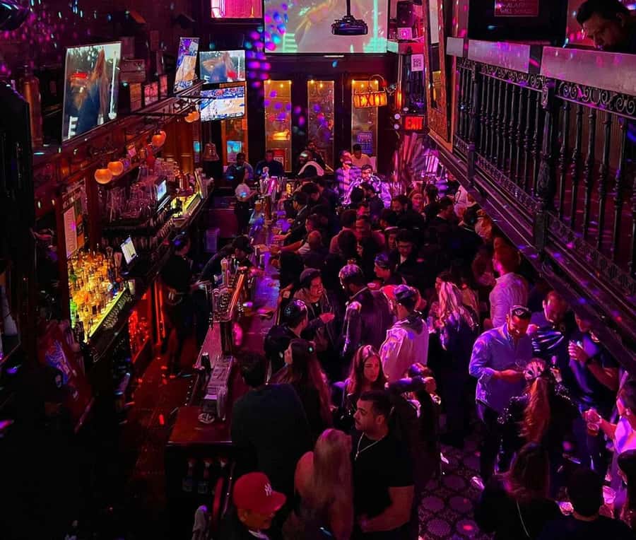 NYC Pub Crawl Experience - Four bars in three hours, with the West Village as your backdrop