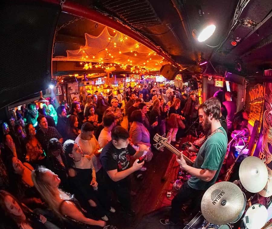 NYC Pub Crawl Experience - What the hosts add to the night
