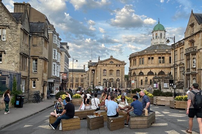Oxford Pub Tour: Historic Pubs and Local Brews - The White Horse starts the beer conversation