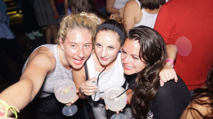 Porto: Pub Crawl with 6 Drinks and VIP Club Entry - Key points to know before booking