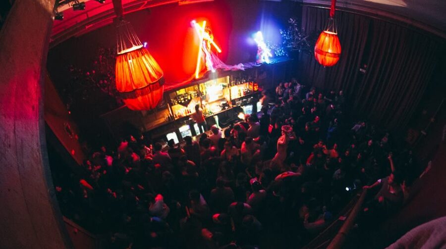 Porto: Pub Crawl with 6 Drinks and VIP Club Entry - The guides make or break the night