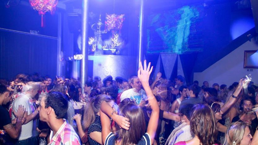 Porto: Pub Crawl with 6 Drinks and VIP Club Entry - Finishing with VIP club entry