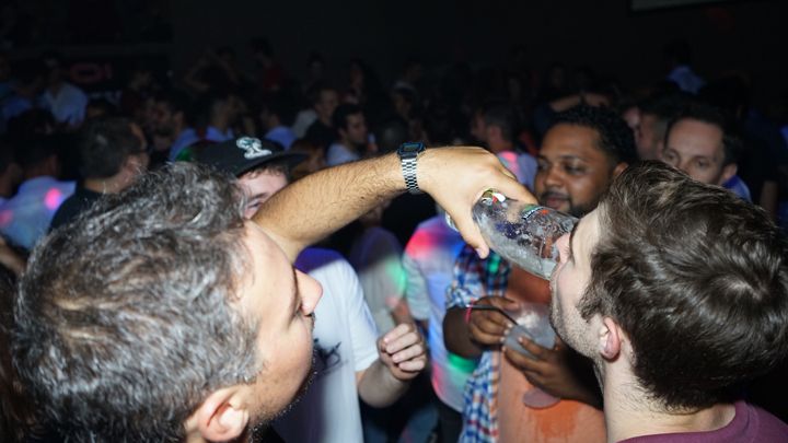 Porto: Pub Crawl with 6 Drinks and VIP Club Entry - A few smart ways to prepare