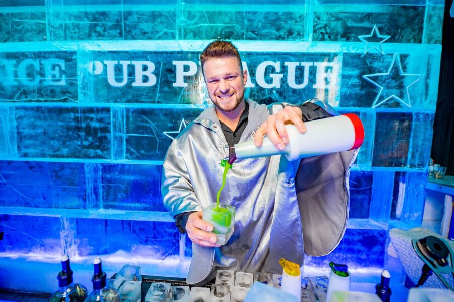 Prague: Entry ticket to Ice Pub Prague with Nightclub Option - What 20 minutes at -7°C actually feels like
