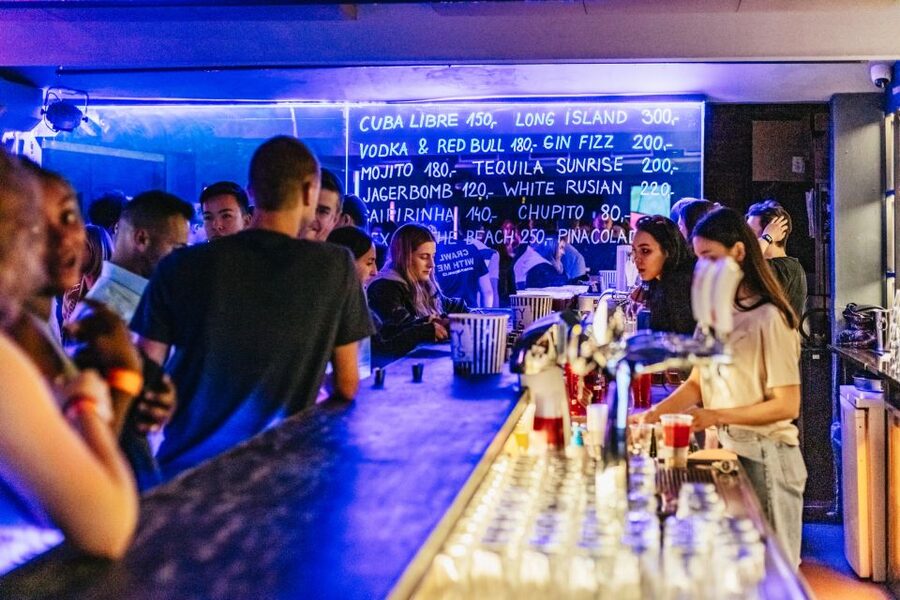 Prague: Pub Crawl with Unlimited Drinks & 5-floor Club Entry - FAQ