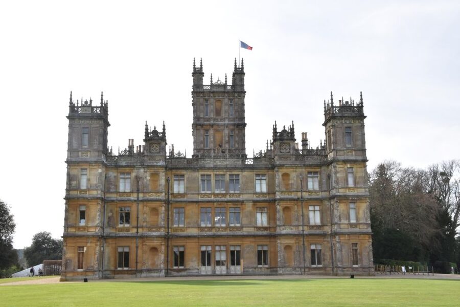 Private Downton Abbey Day Tour, including Pub Lunch - Entering Highclere Castle, the real Downton Abbey