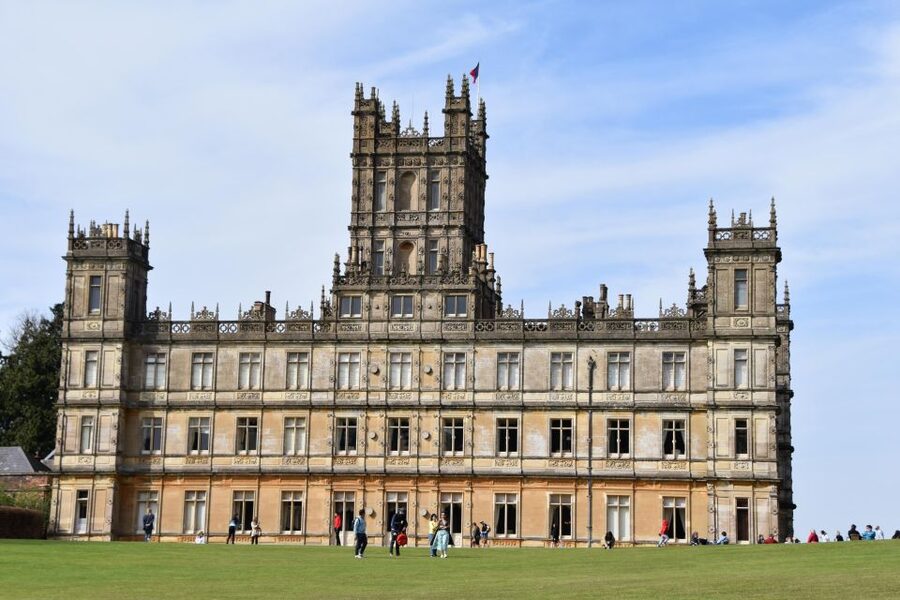 Private Downton Abbey Day Tour, including Pub Lunch - The private black cab changes the shape of the day