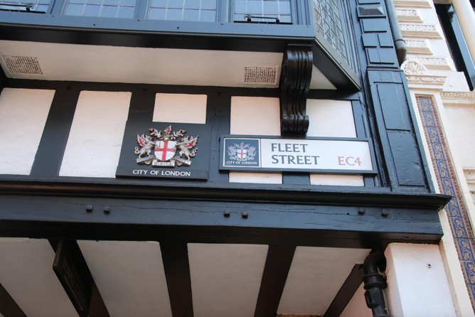 Private Group: Historical Pub Walking Tour of London - Courts, RAF stories, and old London lanes
