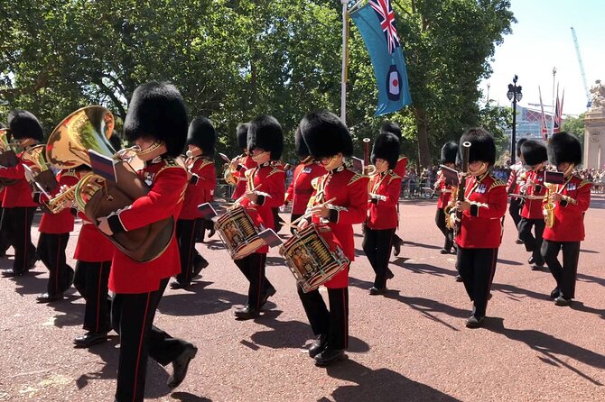 Private Royal London Bike Tour with pub & street art - St. James’s Park, Horse Guards, and Buckingham Palace