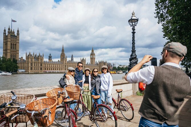 Private Royal London Bike Tour with pub & street art - Admiralty Arch, Trafalgar Square, and Covent Garden