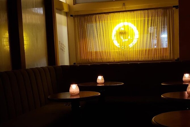 Private Speakeasy Pub Crawl in Chicago with Local Historian - Dressing for a 1920s night out