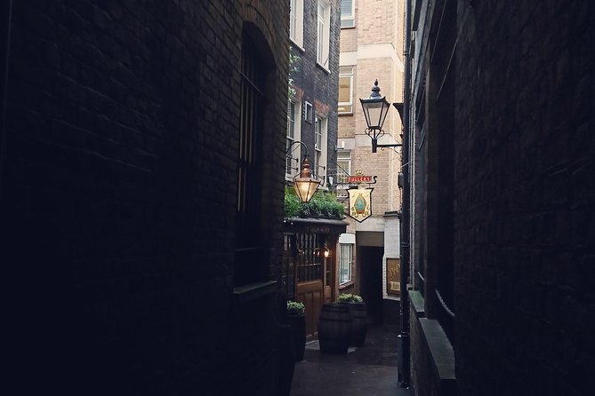 Private Walking Tour: Historic and Hidden Pubs of London - The George: Shakespeare, Dickens, and an old galleried yard