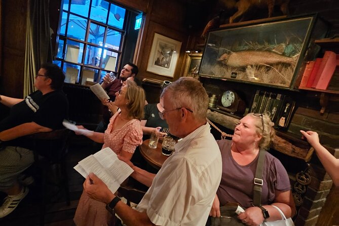 Pub Crawl and Sing along London Experience - Princess Louise and the old Gin Palace tradition