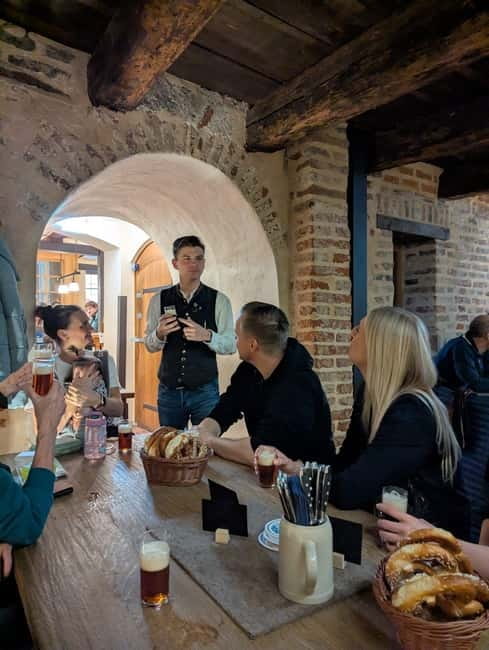 Pub crawl incl. Oktoberfest museum guided tour with beer tasting (private) - Seeing the Hofbräuhaus after the museum