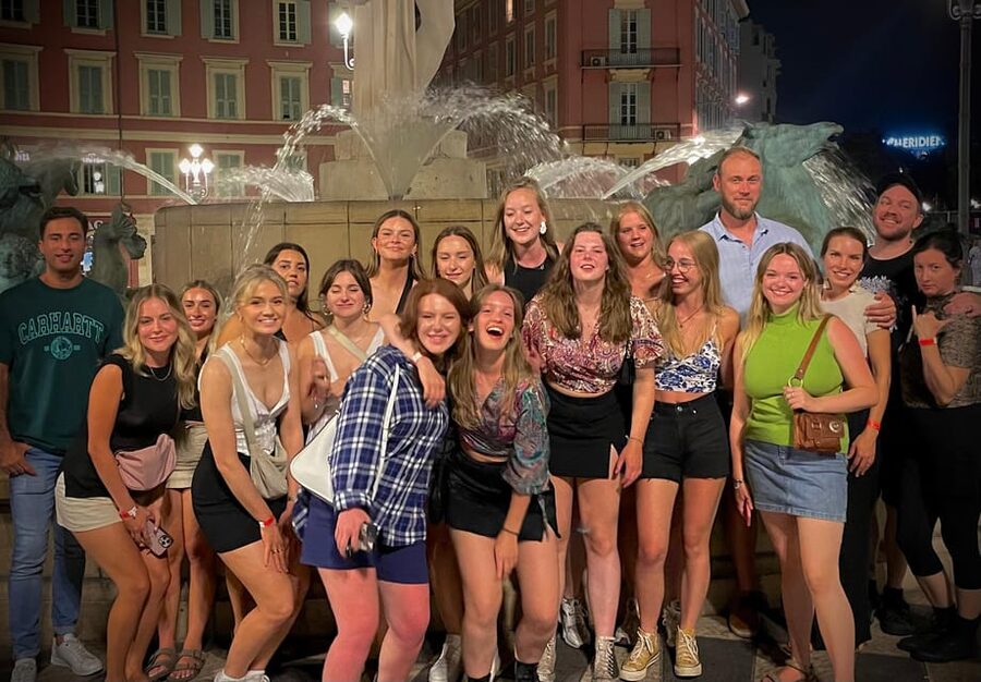Pub Crawl Paris: Drink, Laugh, Meet the World - What the $18 price really covers